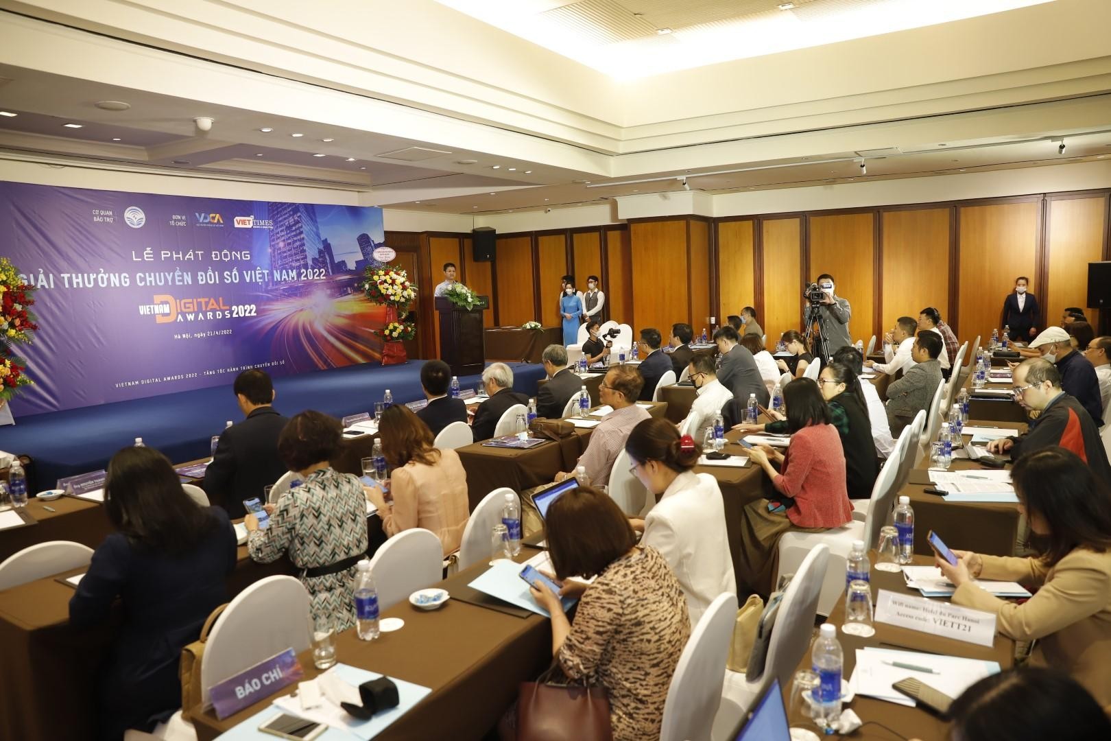 Đại diện của 30 cơ quan báo chí, truyền hình đã có mặt để đưa tin về sự kiện Đại diện của 30 cơ quan báo chí, truyền hình đã có mặt để đưa tin về sự kiện