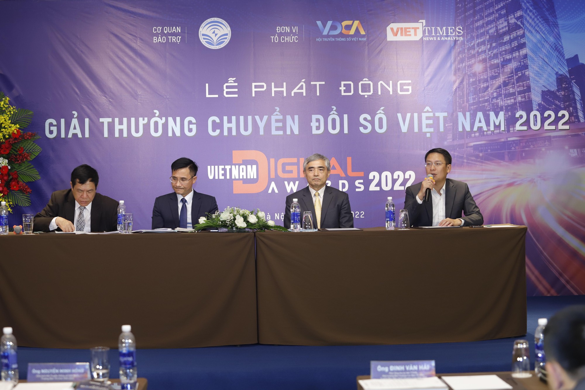 Ban tổ chức trả lời câu hỏi của các nhà báo và quan khách tham dự Ban tổ chức trả lời câu hỏi của các nhà báo và quan khách tham dự