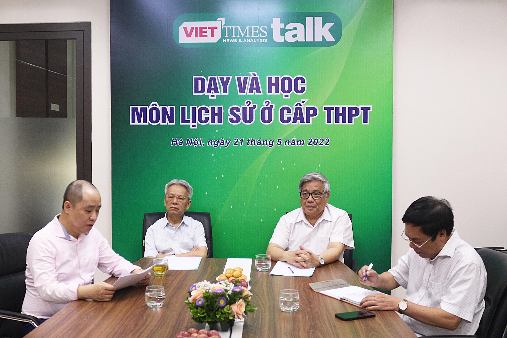 Tiến sĩ Nguyễn Sĩ Dũng (thứ 2 bên trái) và Giáo sư Vũ Minh Giang tại buổi tọa đàm Dạy và học môn Sử