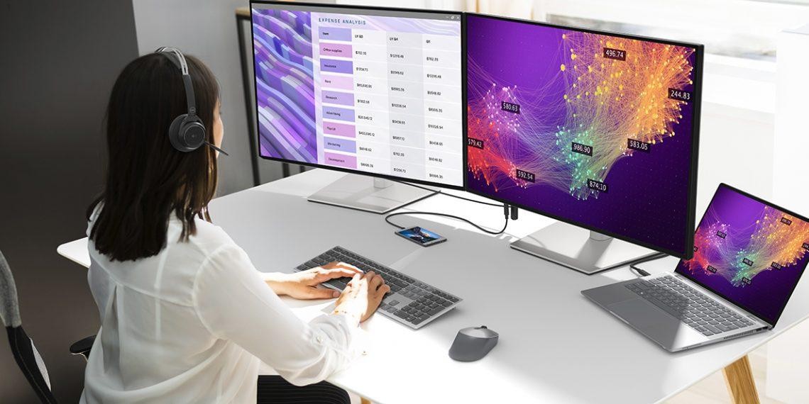 Người phụ nữ làm việc trong văn phòng sử dụng màn hình Ultrasharp Dell 30 inch với máy tính xách tay Latitude 9000 Series tên mã là Andrews, bàn phím và chuột Dell Premier km7321w tên mã Jabra Evolve 75