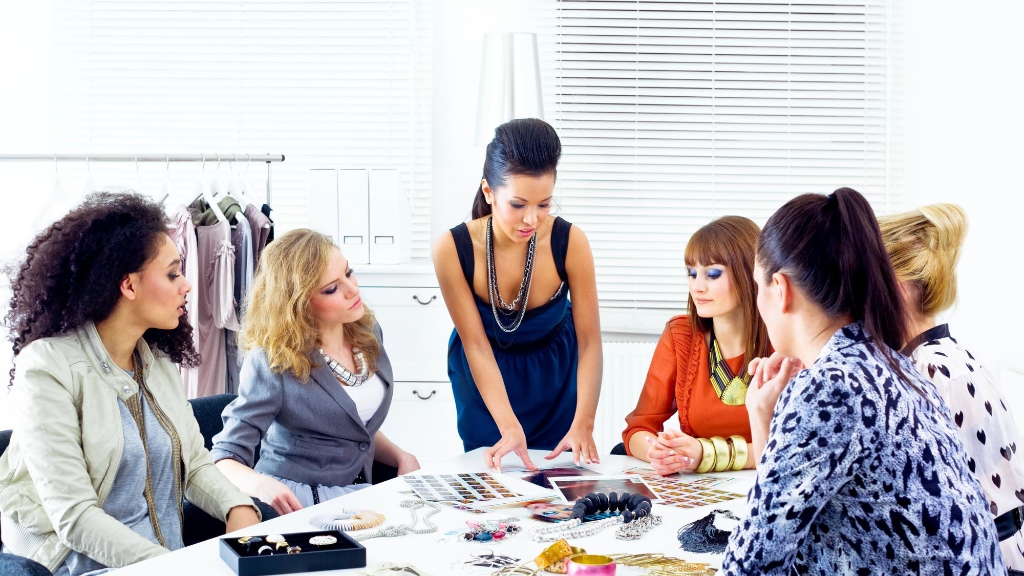 Đội ngũ biên tập hình ảnh chọn những shot hình đẹp nhất cho tạp chí