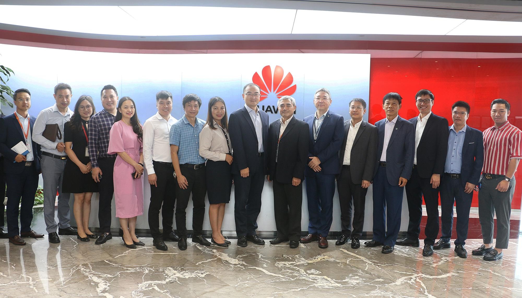 Đại diện lãnh đạo thành viên VDCA tham quan Huawei trong chương trình VDCA Tech Tour