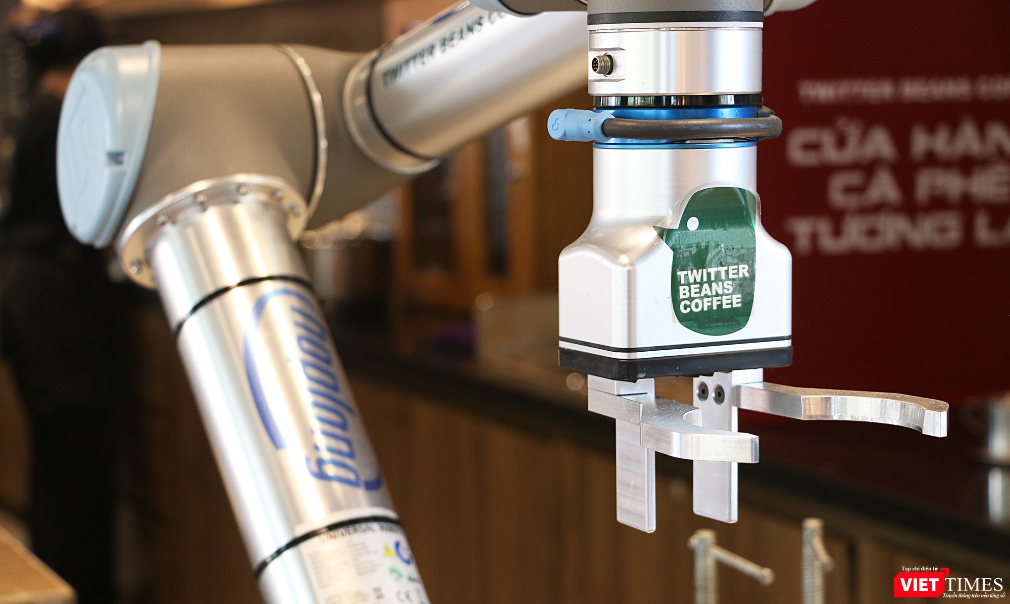 Robot tự pha cà phê, mang đồ uống, viết thư pháp, chụp ảnh cho khách ở Hà Nội