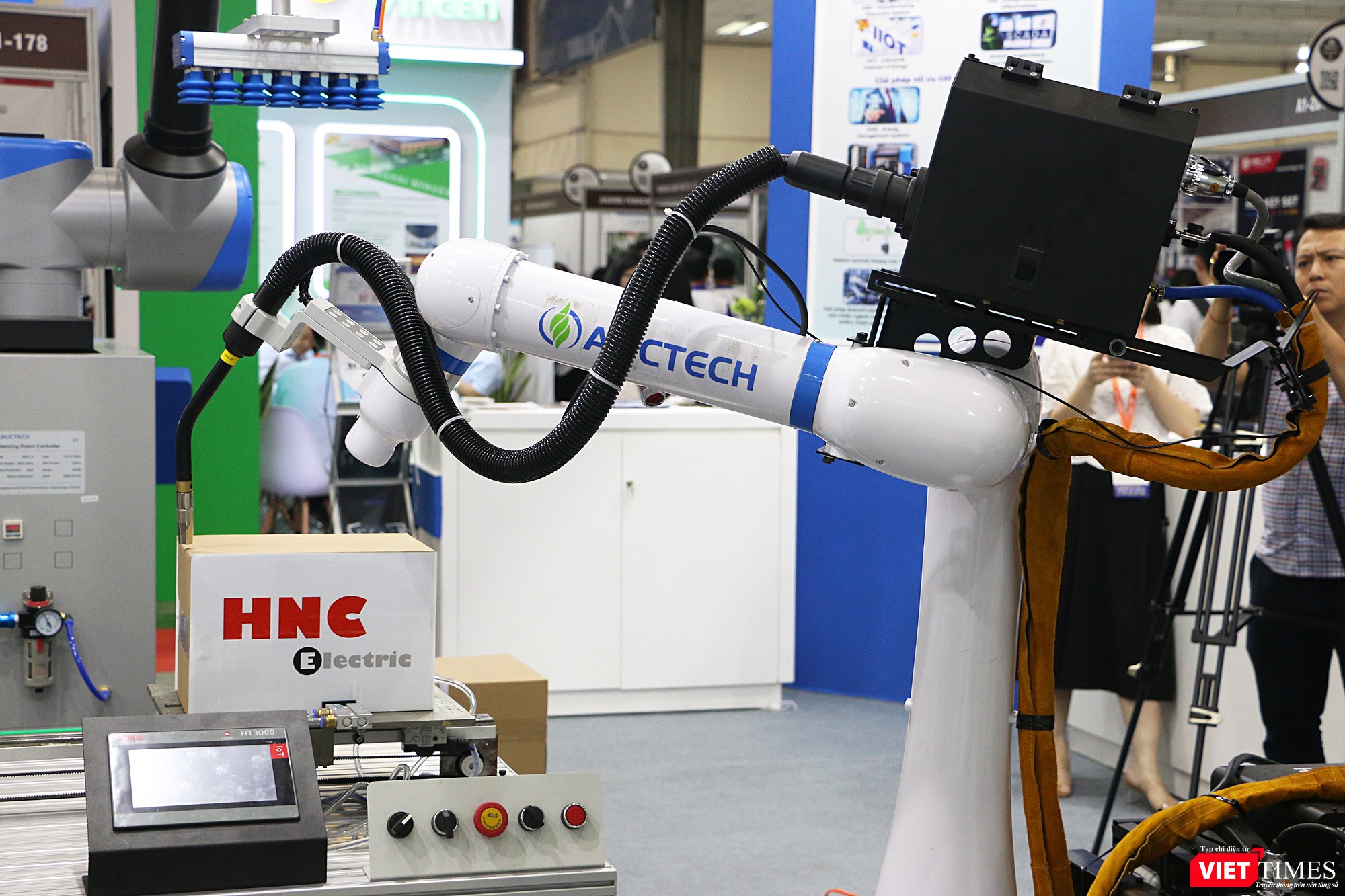 vt_robot han auctech.jpg
