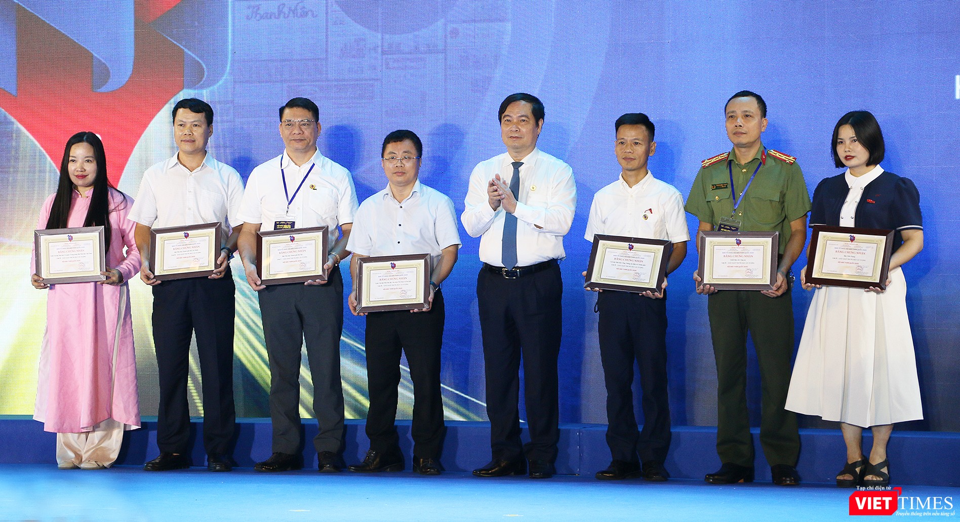 vt_trao thuong giai B.jpg