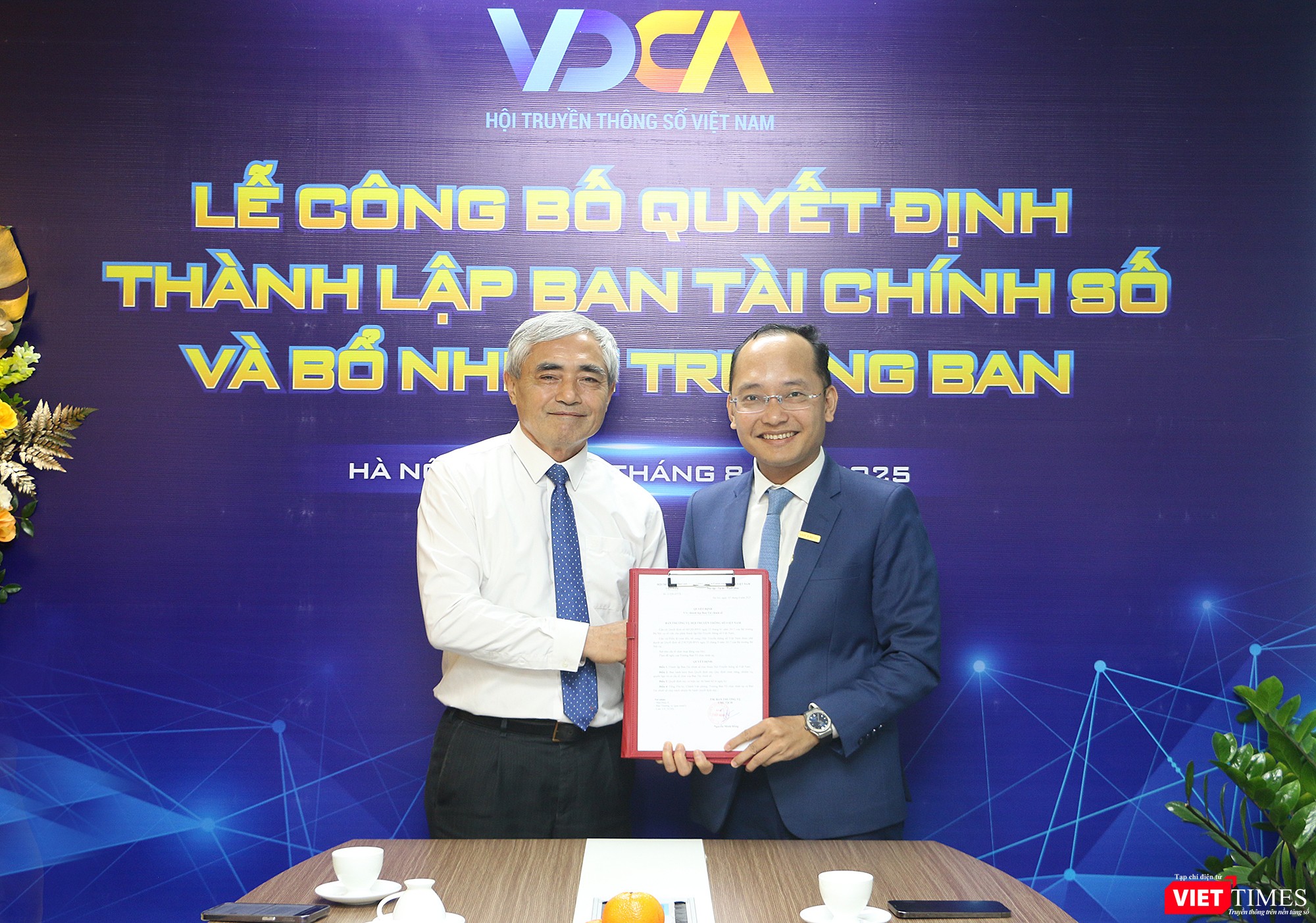 Chủ tịch VDCA Nguyễn Minh Hồng trao quyết định thành lập Ban Tài chính số và bổ nhiệm vị trí Trưởng ban cho ông Nguyễn Vĩnh Tuyên (bên phải)