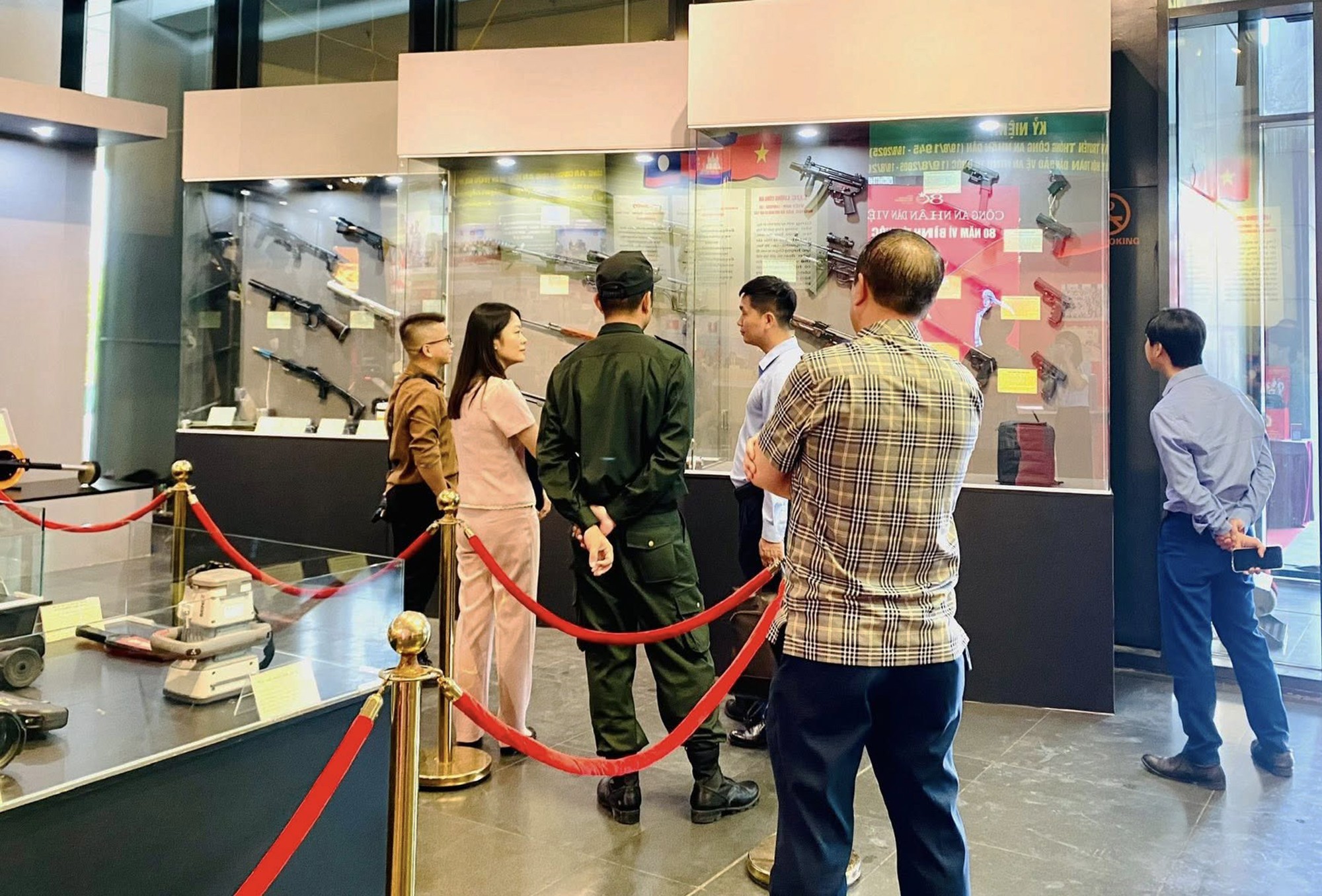 khach tham quan bao tang.jpg