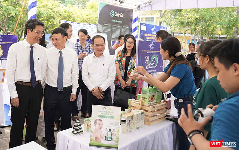 Thứ trưởng Bộ KH&amp;CN Hoàng Minh (thứ 2 từ trái sang) và Phó Chủ tịch UBND TP Đà Nẵng Trần Chí Cường (bìa trái) tham quan gian hàng triển lãm tại Ngày hội khởi nghiệp sáng tạo Đà Nẵng năm 2024. Ảnh: Tố Dân.