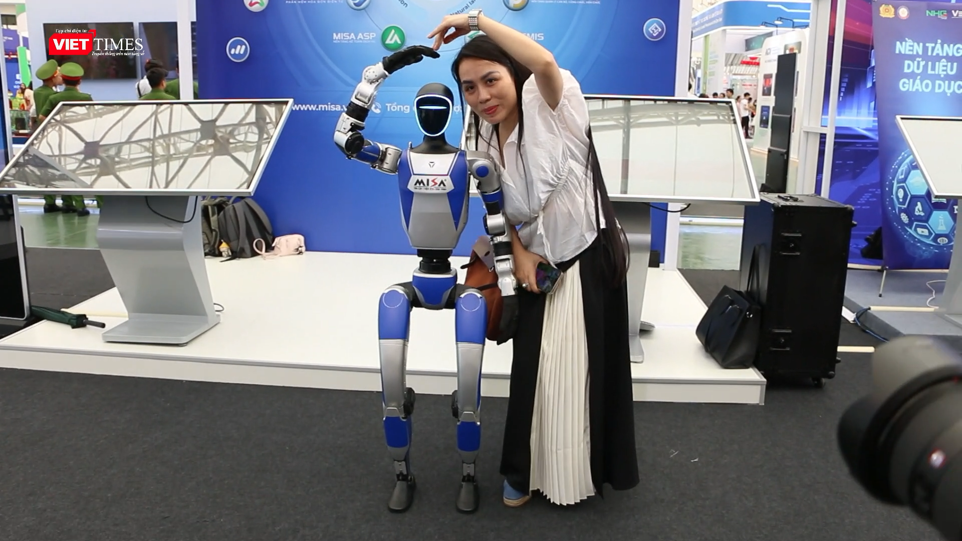 Robot của MISA tạo hình trái tim cùng khách tham quan