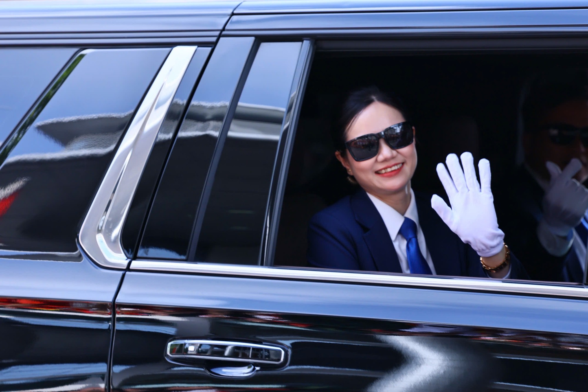 Nữ chiến sĩ thuộc Khối xe bảo vệ, hộ tống lãnh đạo Đảng, Nhà nước và đoàn khách quốc tế vẫy tay chào người dân bên đường theo dõi các lực lượng duyệt binh, diễu hành. Ảnh: Đặng Công Nghĩa