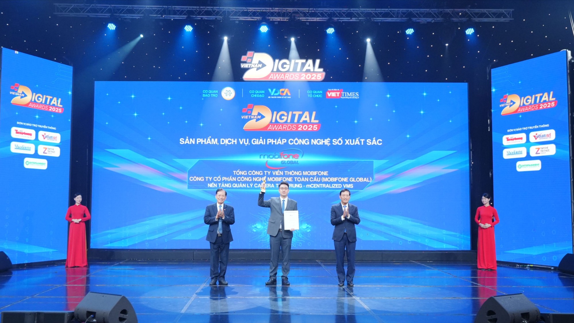 Ông Đỗ Duy Quang, Phó giám đốc Trung tâm Phát triển Công nghệ MobiFone đại diện nhận giải Sản phẩm, dịch vụ, giải pháp công nghệ số xuất sắc.