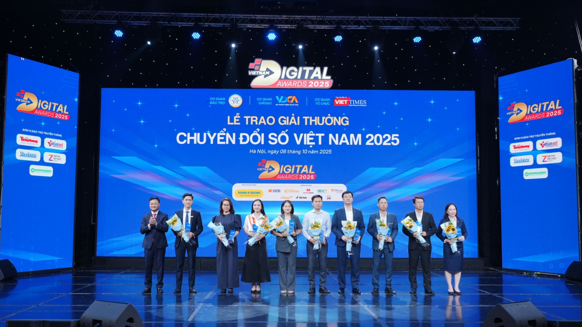 Để có sự thành công của chương trình là có sự đồng hành của các nhà tài trợ tâm huyết với công cuộc chuyển đổi số cuộc gia, sẵn sàng ủng hộ nguồn lực để góp phần thúc đẩy nhanh hơn nữa tiến trình chuyển đổi số quốc gia. Tại lễ trao Giải, Nhà báo Nguyễn Bá Kiên, Tổng biên tập Tạp chí điện tử VietTimes, Phó trưởng Ban chỉ đạo, Trưởng ban tổ chức giải (ngoài cùng bên trái) trao kỷ niệm chương cho các nhà tài trợ