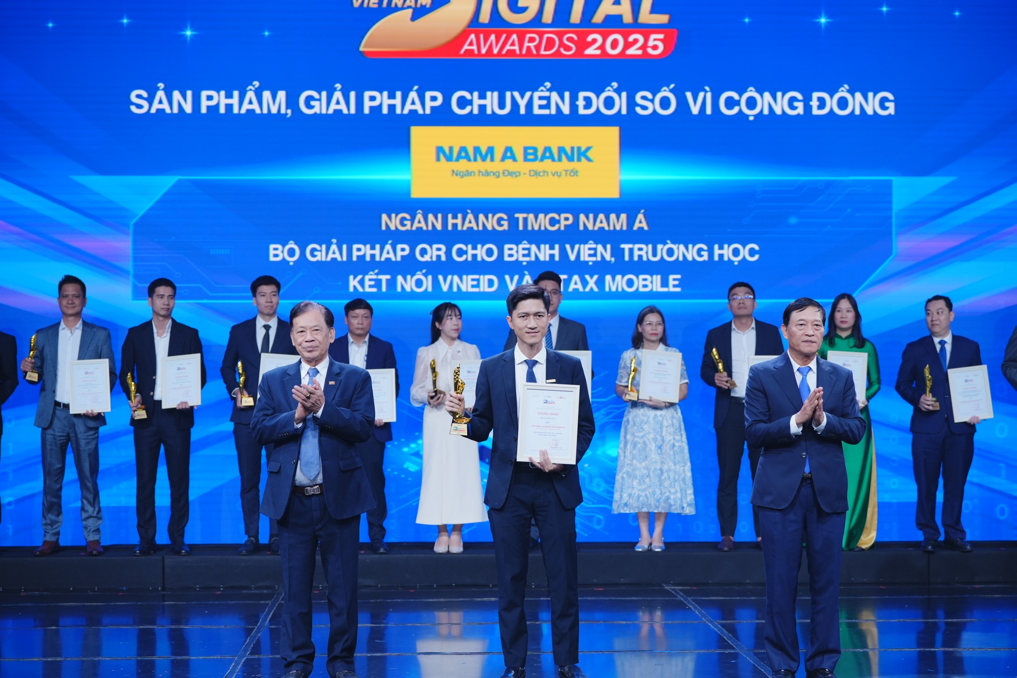 Ở hạng mục 4 - Sản phẩm, Giải pháp chuyển đổi số vì cộng đồng vinh danh bộ giải pháp QR cho bệnh viện, trường học, kết nối VNeID và Etax Mobile của Ngân hàng TMCP Nam Á là một trong số các sản phẩm, giải pháp được vinh danh