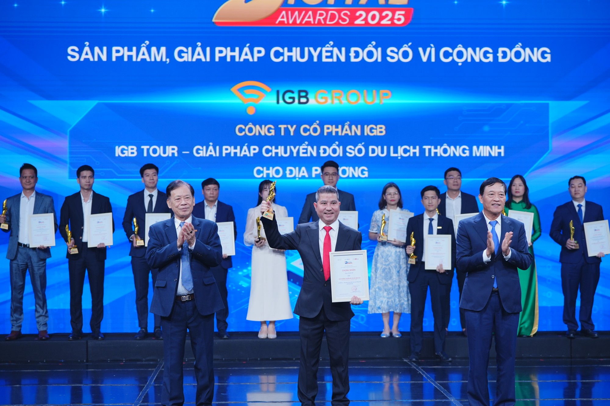 Cùng với đó là giải pháp chuyển đổi số du lịch thông minh cho địa phương IGB Tour của Công ty Cổ phần IGB. Ông Vũ Xuân Nguyên, Chủ tịch Hội đồng quản trị IGB Group, đại diện nhận giải.