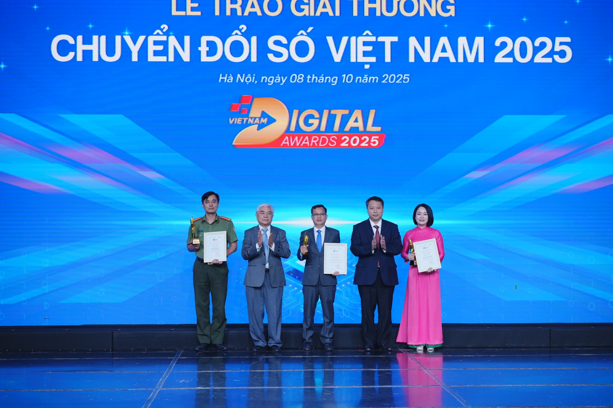 Giải thưởng ở hạng mục này không chỉ là sự ghi nhận, mà còn là lời tri ân sâu sắc của Ban Tổ chức đối với những nỗ lực bền bỉ, những cống hiến âm thầm nhưng vô cùng to lớn cho hành trình đưa Việt Nam tiến bước vững vàng trong kỷ nguyên số.   Ông Nguyễn Quân, Nguyên ủy viên Trung ương Đảng, Nguyên Bộ trưởng Bộ Khoa học và Công nghệ, Chủ tịch Hội đồng Chung khảo VDA 2025 và ông Nguyễn Huy Dũng, Uỷ viên chuyên trách Ban chỉ đạo thực hiện Nghị quyết 57 của Bộ Chính trị trao giải cho 3 cá nhân được tôn vinh.
