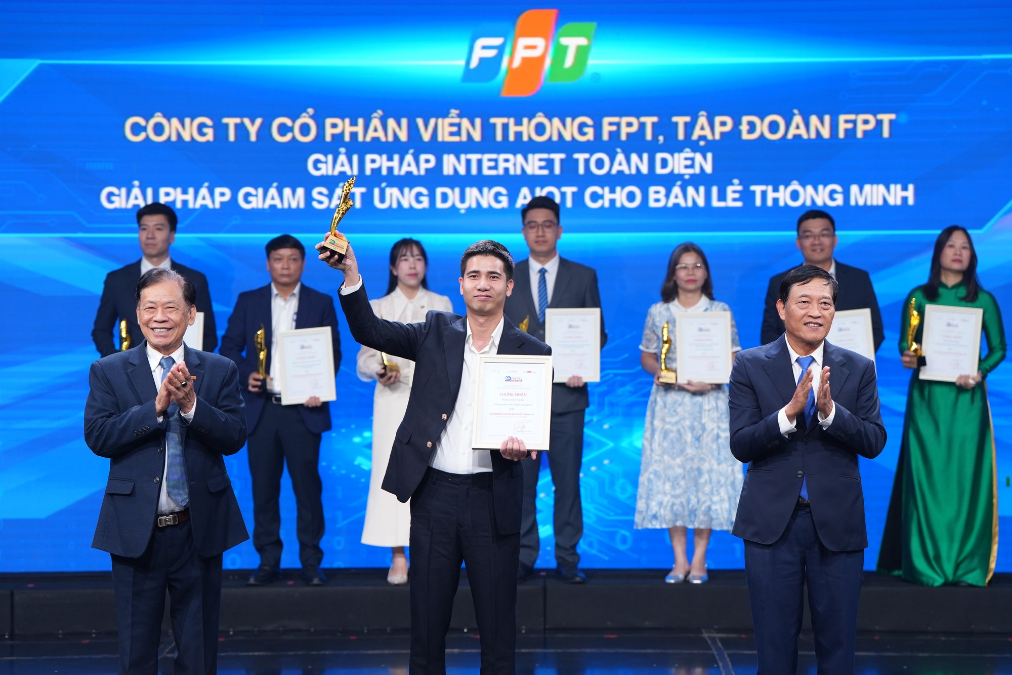 Ông Nguyễn Hoàng Lộc, Phụ trách Chính sách Kinh doanh và marketing online FPT Camera và FPT Smart Home, Tập đoàn FPT, đại diện nhận giải.