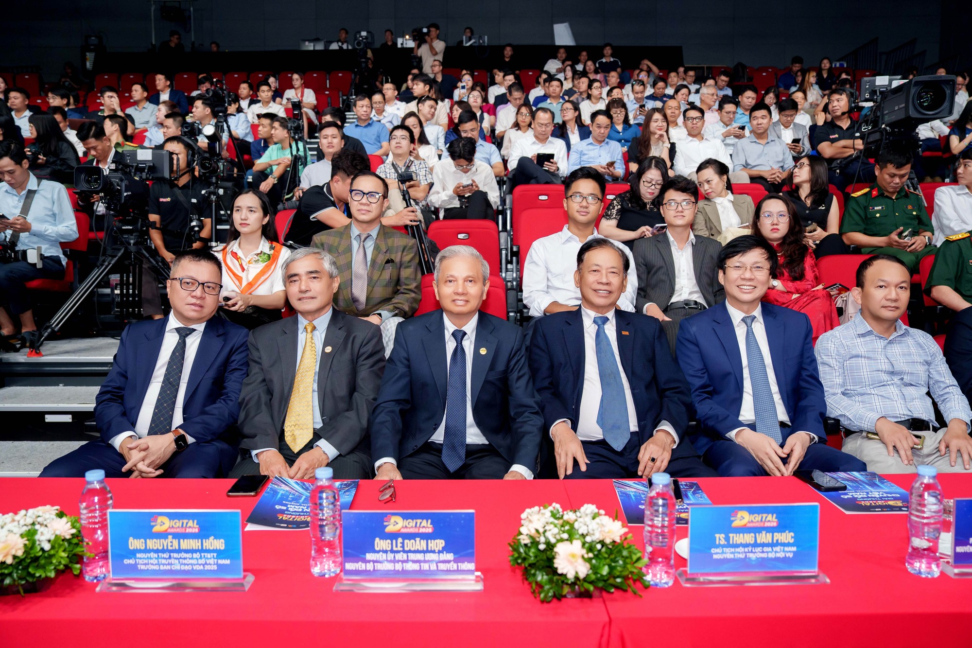 Tham dự Lễ Trao giải thưởng Chuyển đổi số Việt Nam hôm nay có lãnh đạo các bộ, ban, ngành, ban tổ chức, hội đồng giám khảo.