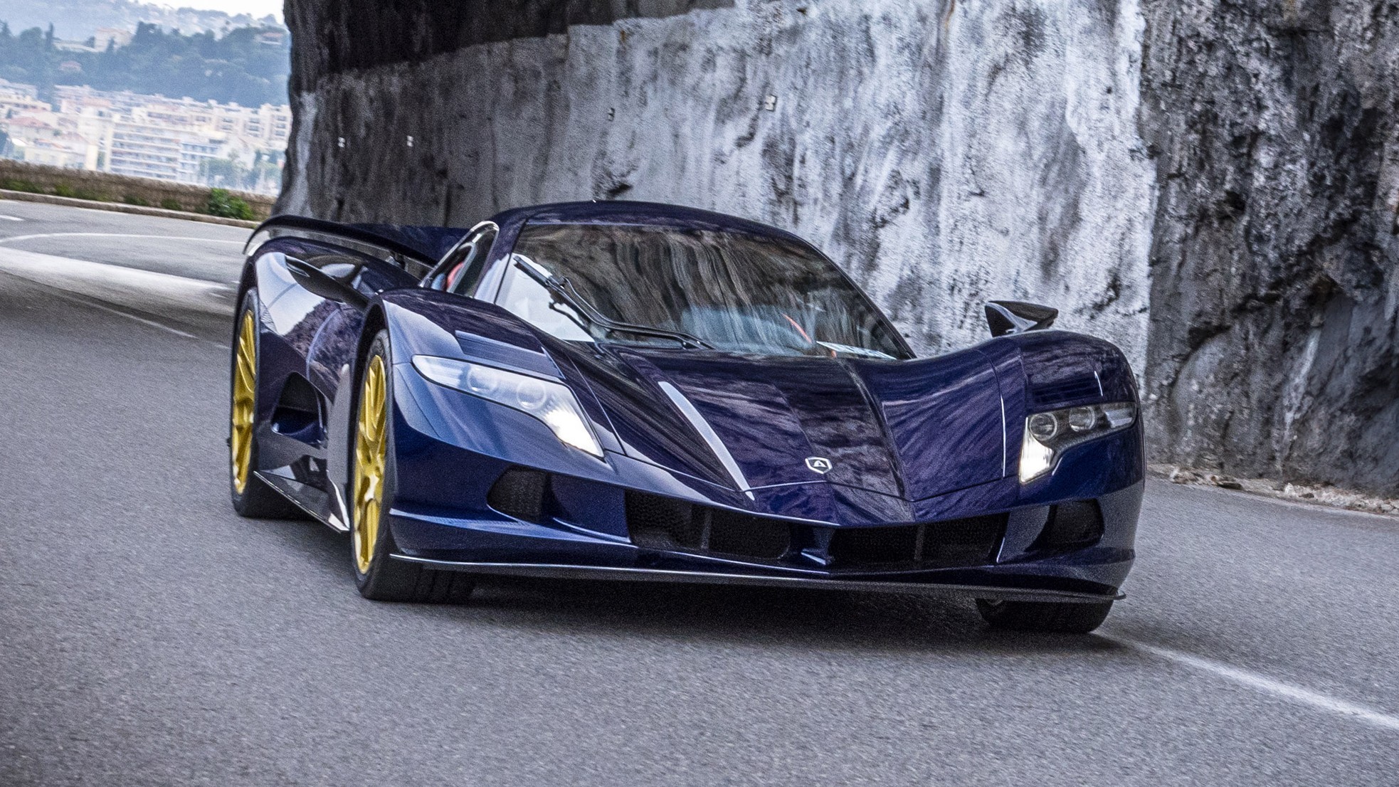 2. Aspark Owl: Siêu xe Owl là sản phẩm của Công ty Aspark tại Nhật Bản, sở hữu sức mạnh ấn tượng lên tới 1.980 mã lực và mô-men xoắn 2.000 Nm. Chiếc xe điện này có thể tăng từ 0 lên 96,5 km/h chỉ trong 1,72 giây trước khi đạt tốc độ tối đa 413 km/h.