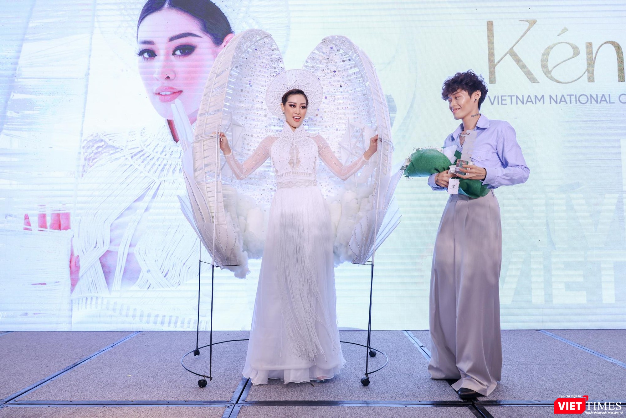 Bộ trang phục độc đáo sẽ cùng hoa hậu Khánh Vân lên đường sang Mỹ - Ảnh: Unicorp Bộ trang phục độc đáo sẽ cùng hoa hậu Khánh Vân lên đường sang Mỹ - Ảnh: Unicorp