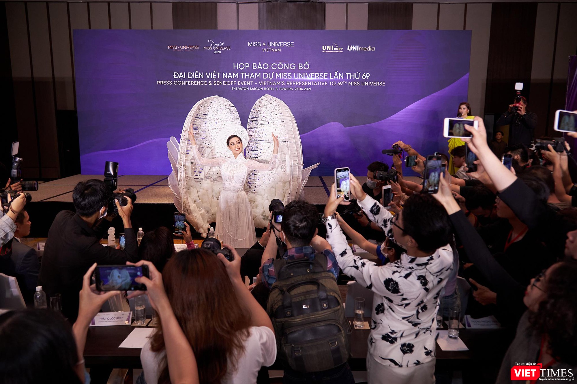 Người hâm mộ vây quanh hoa hậu Khánh Vân Người hâm mộ vây quanh hoa hậu Khánh Vân