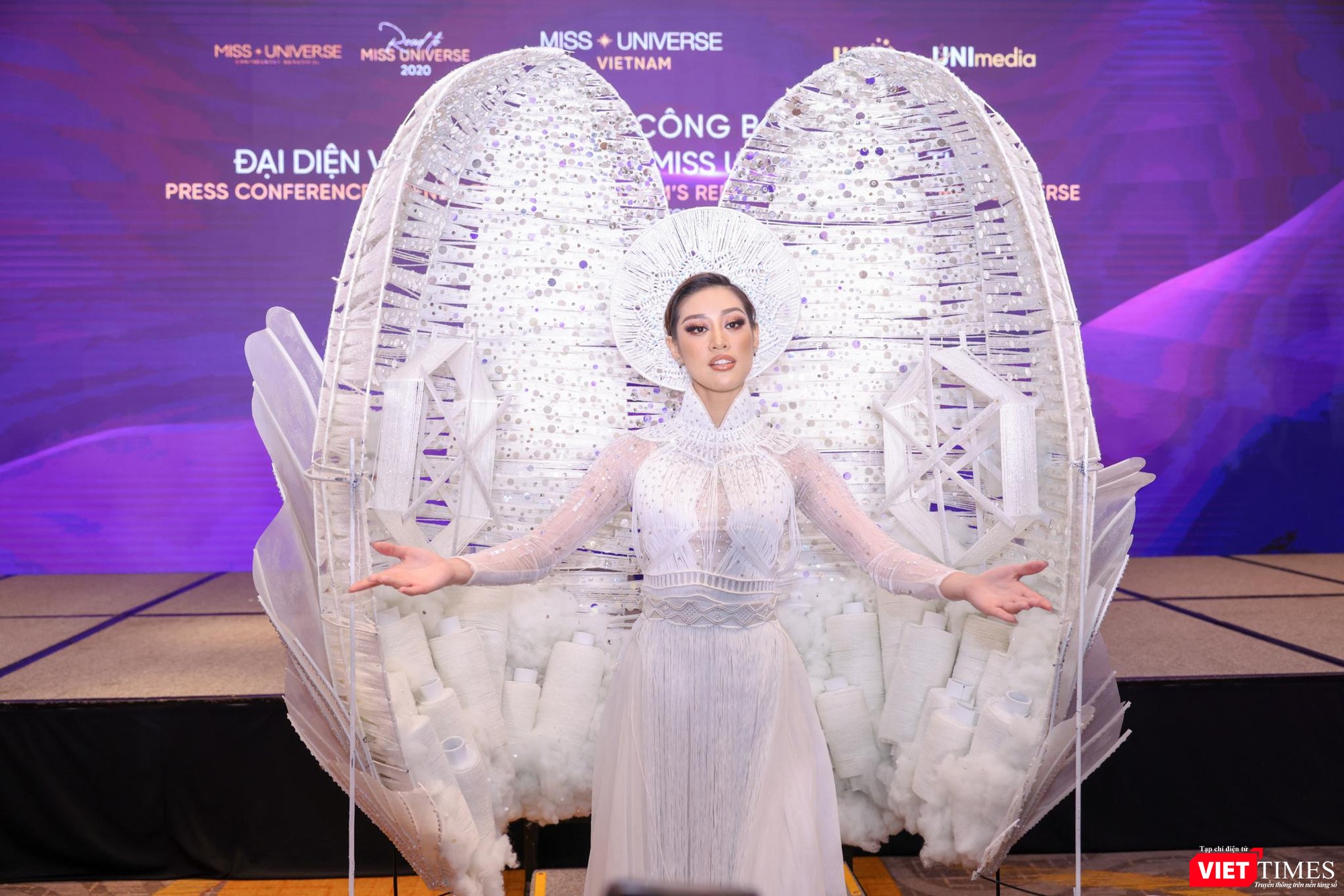 Kén Em sử dụng chất liệu nhẹ, bay, kết hợp kỹ thuật thắt dây marcame Kén Em sử dụng chất liệu nhẹ, bay, kết hợp kỹ thuật thắt dây marcame