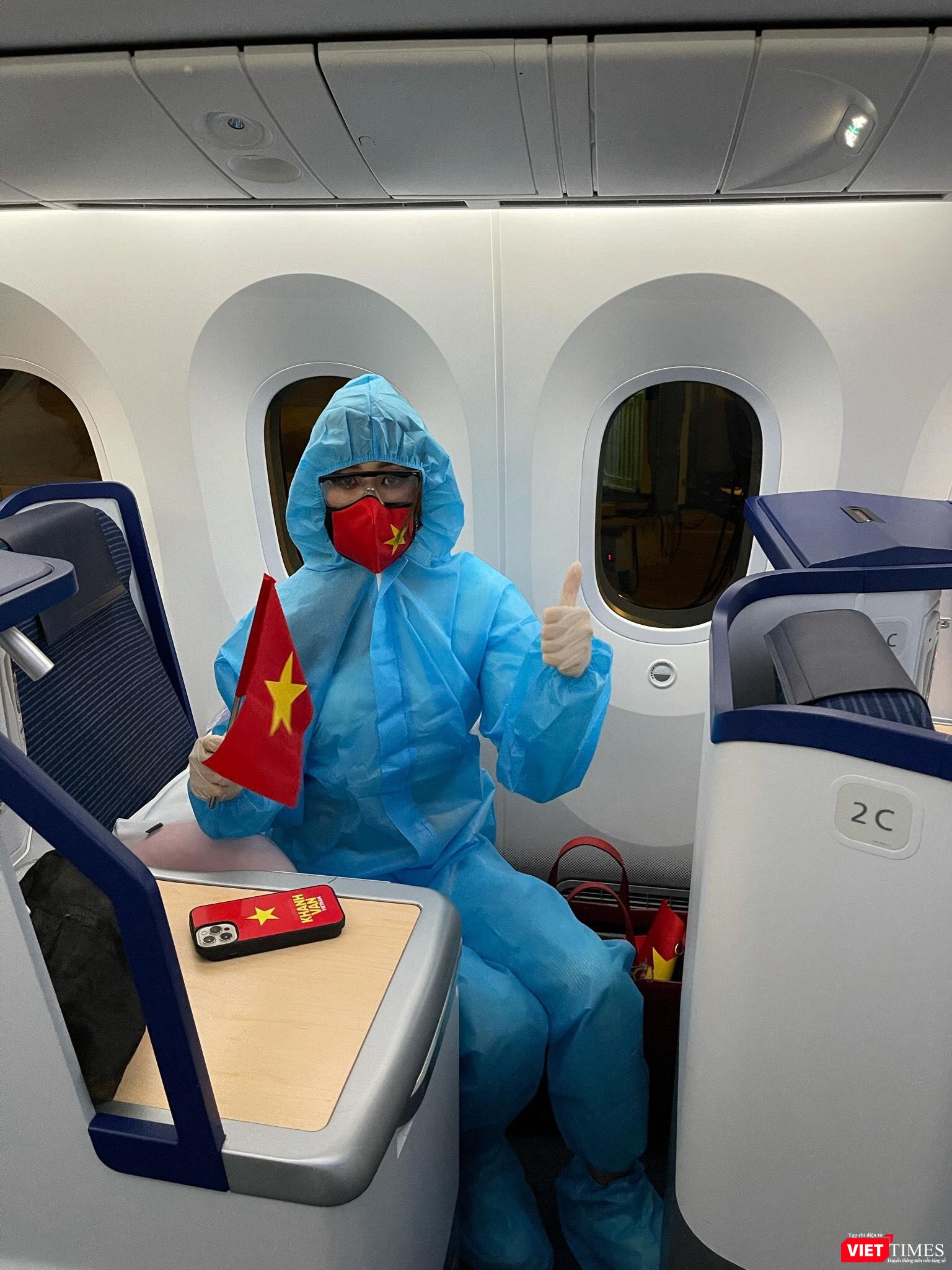 Hoa hậu Khánh Vân trên máy bay