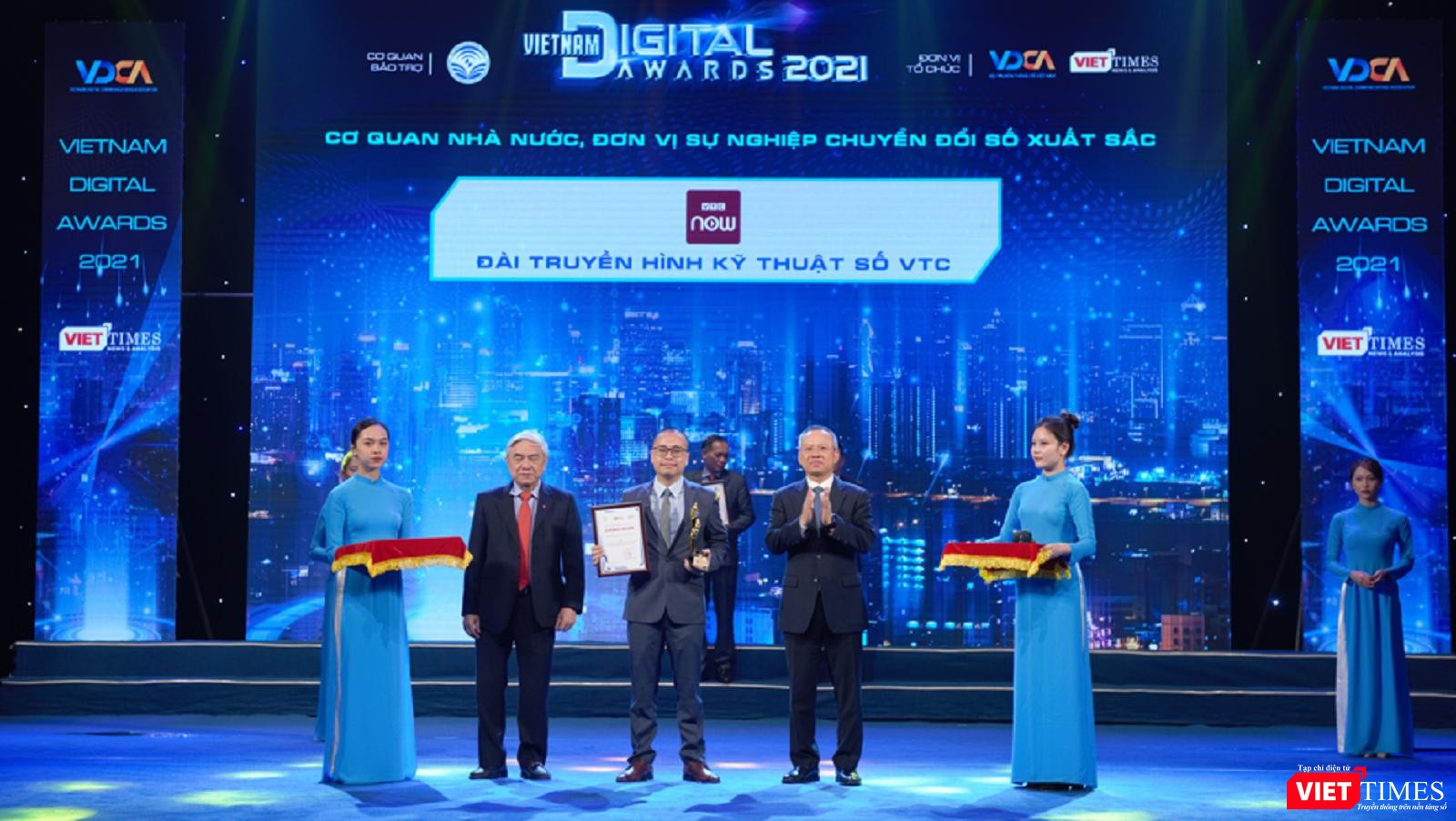 Nhà báo Nguyễn Lê Tân đại diện Đài Truyền hình Kỹ thuật số VTC nhận giải tại Lễ trao Giải thưởng Chuyển đổi số Việt Nam 2021 - Vietnam Digital Awards 2021.