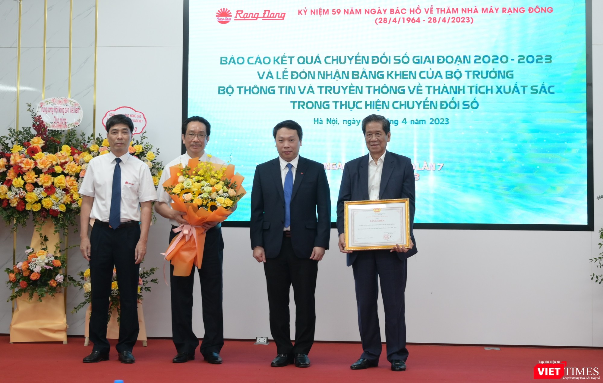Bí thư Đảng uỷ, Tổng Giám đốc Nguyễn Đoàn Thăng (ngoài cùng bên phải) và hai Phó Tổng Giám đốc Nguyễn Đoàn Kết và Trần Trung Tưởng (ngoài cùng bên trái) nhận bằng khen của Bộ trưởng Bộ Thông tin và Truyền thông từ tay Thứ trưởng Nguyễn Huy Dũng.