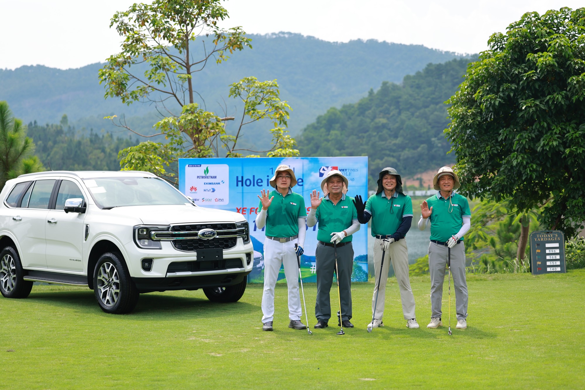 Golfer check in tại phần thưởng là một chiếc ô tô Ford Everest 2025 trị giá hơn 1,545 tỷ đồng dành cho người sở hữu cú đánh hole in one ở hố số 4. Ảnh: Đăng Khoa.