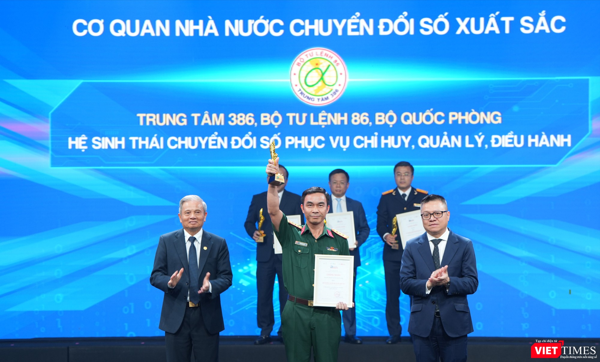 Trung tâm 386, Bộ Tư lệnh 86 – Bộ Quốc phòng được vinh danh là mô hình tiêu biểu của Quân đội Nhân dân Việt Nam về chuyển đổi số. Thượng tá, TS. Hồ Ngọc Duy, Chỉ huy trưởng Trung tâm nhận giải từ Ban Tổ chức.