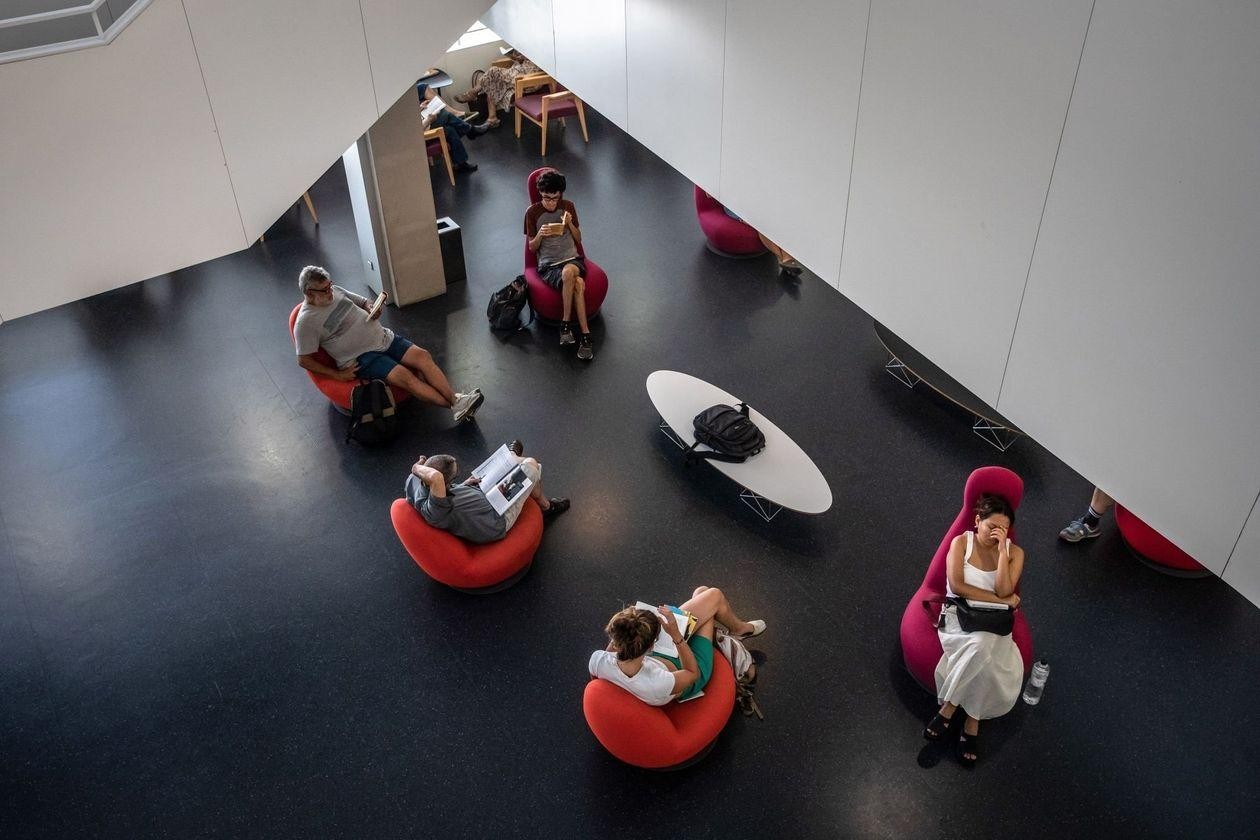 Một khu trú ẩn ở Barcelona dành cho những người đi tránh nóng (Ảnh: Bloomberg)