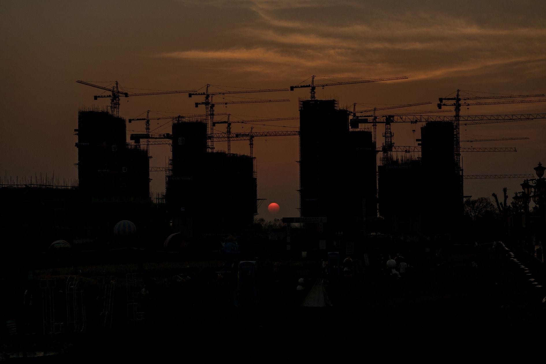 Một dự án nhà ở đang xây dựng dở dang của Evergrande ở Lục An, tỉnh An Huy (Ảnh: WSJ)