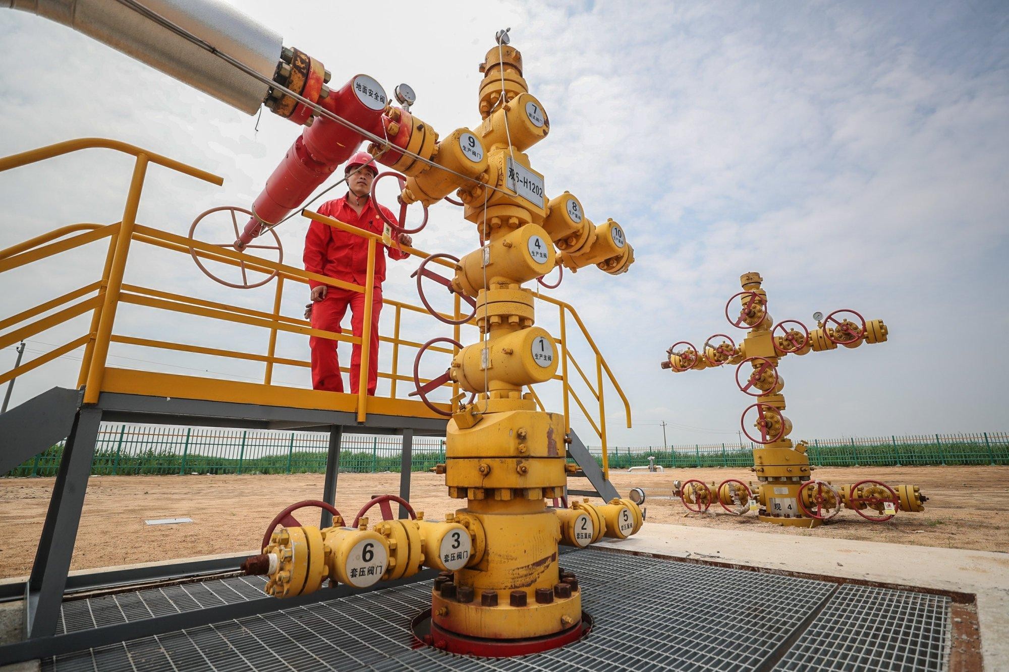 Một nhân viên kiểm tra đường ống dẫn khí tại nhà máy dự trữ của PetroChina ở Bàn Cẩm, Liêu Ninh (Ảnh: Xinhua)