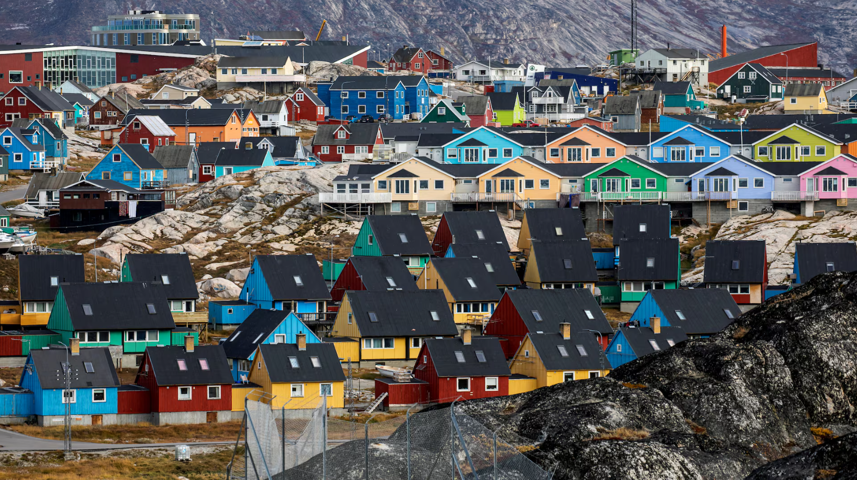 Những ngôi nhà được chụp ở Ilulissat, Greenland. Khi Greenland vẫn còn là thuộc địa, Mỹ dưới thời Tổng thống lúc bấy giờ là Harry Truman đã tìm cách mua hòn đảo này làm tài sản chiến lược trong Chiến tranh Lạnh với giá 100 triệu USD dưới dạng vàng, nhưng Copenhagen từ chối bán. Ảnh: Reuters.