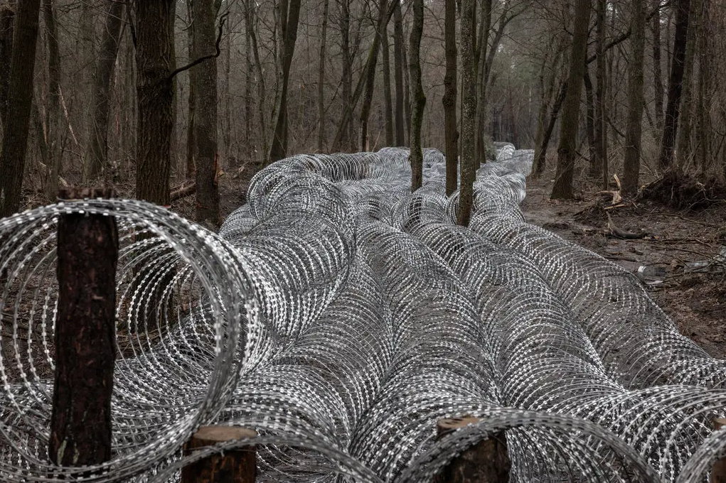 Hệ thống dây thép gai ở vùng Sumy phía bắc Ukraine, giáp với vùng Kursk của Nga. Các nhà phân tích cho biết việc mất đi một trong những nhà tài trợ quan trọng nhất của Kiev sẽ khiến Nga dễ dàng tấn công các tuyến phòng thủ của Ukraine hơn. Ảnh NYTimes.