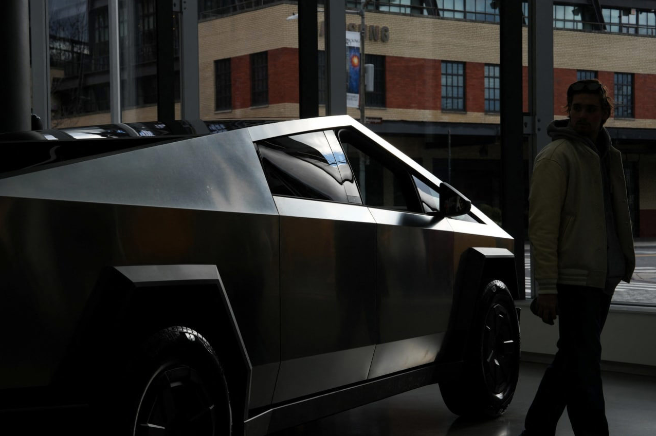 Một chiếc xe bán tải điện Cybertruck của Tesla. Ảnh: Reuters.