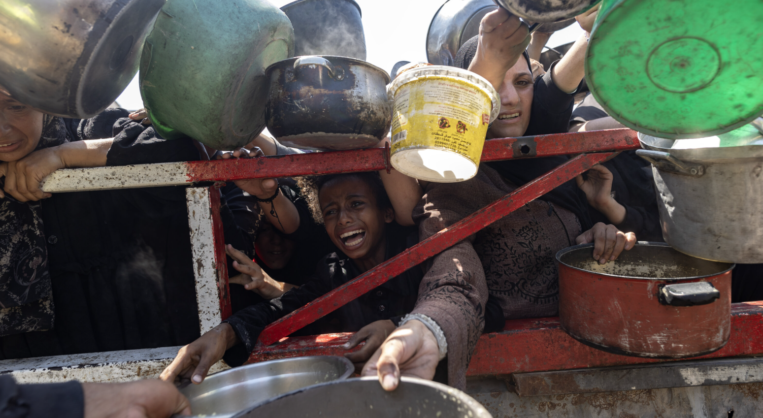 Người Palestine chờ đợi trước một bếp ăn từ thiện ở phía tây thành phố Gaza trong hôm 23/7. Những bếp ăn này được tài trợ bởi các nước Arab, phương Tây và các tổ chức cứu trợ. Ảnh: NYTimes.