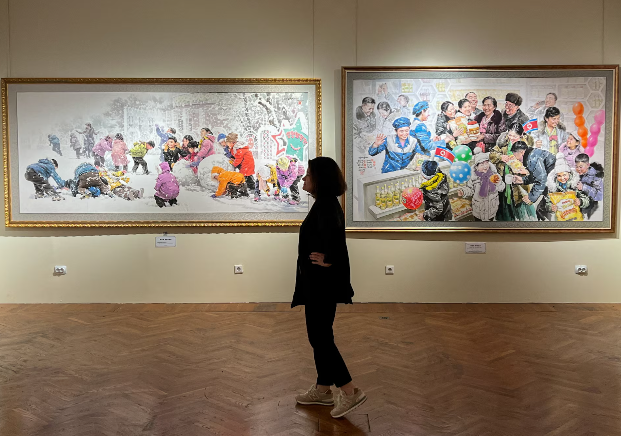 Bên trong triển lãm tranh Triều Tiên lớn nhất được tổ chức tại Moscow 4.png