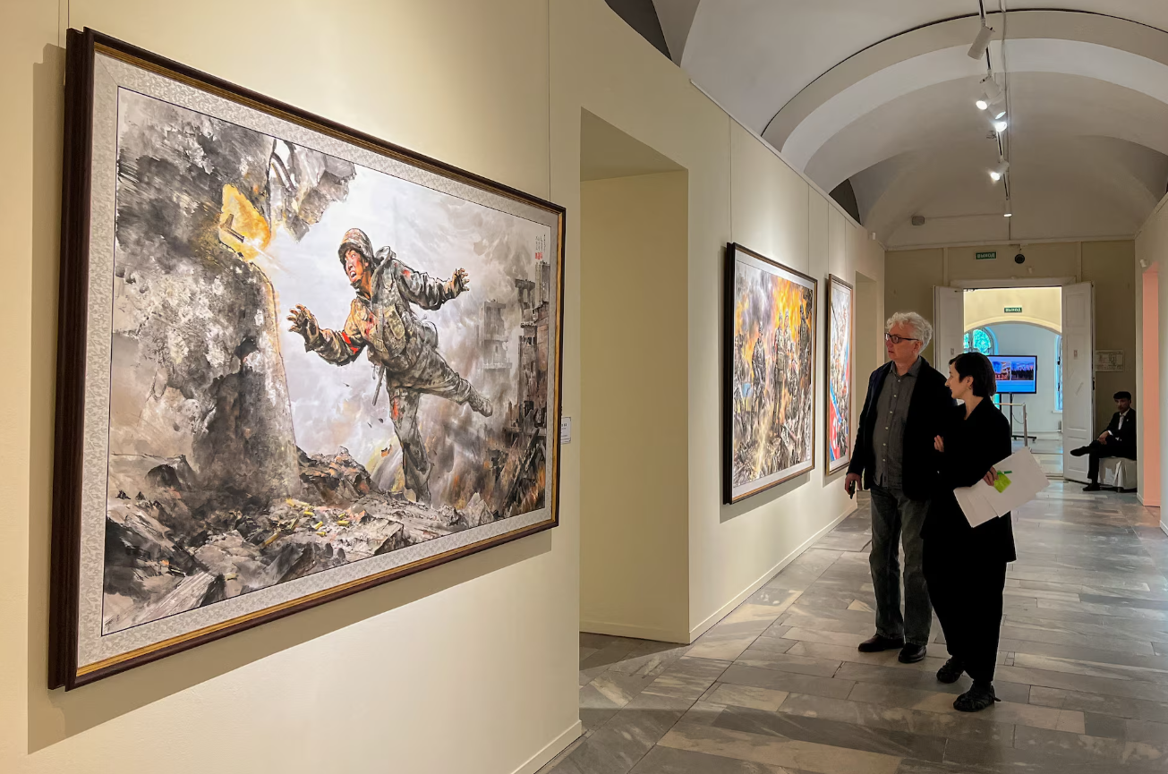 Bên trong triển lãm tranh Triều Tiên lớn nhất được tổ chức tại Moscow 7.png