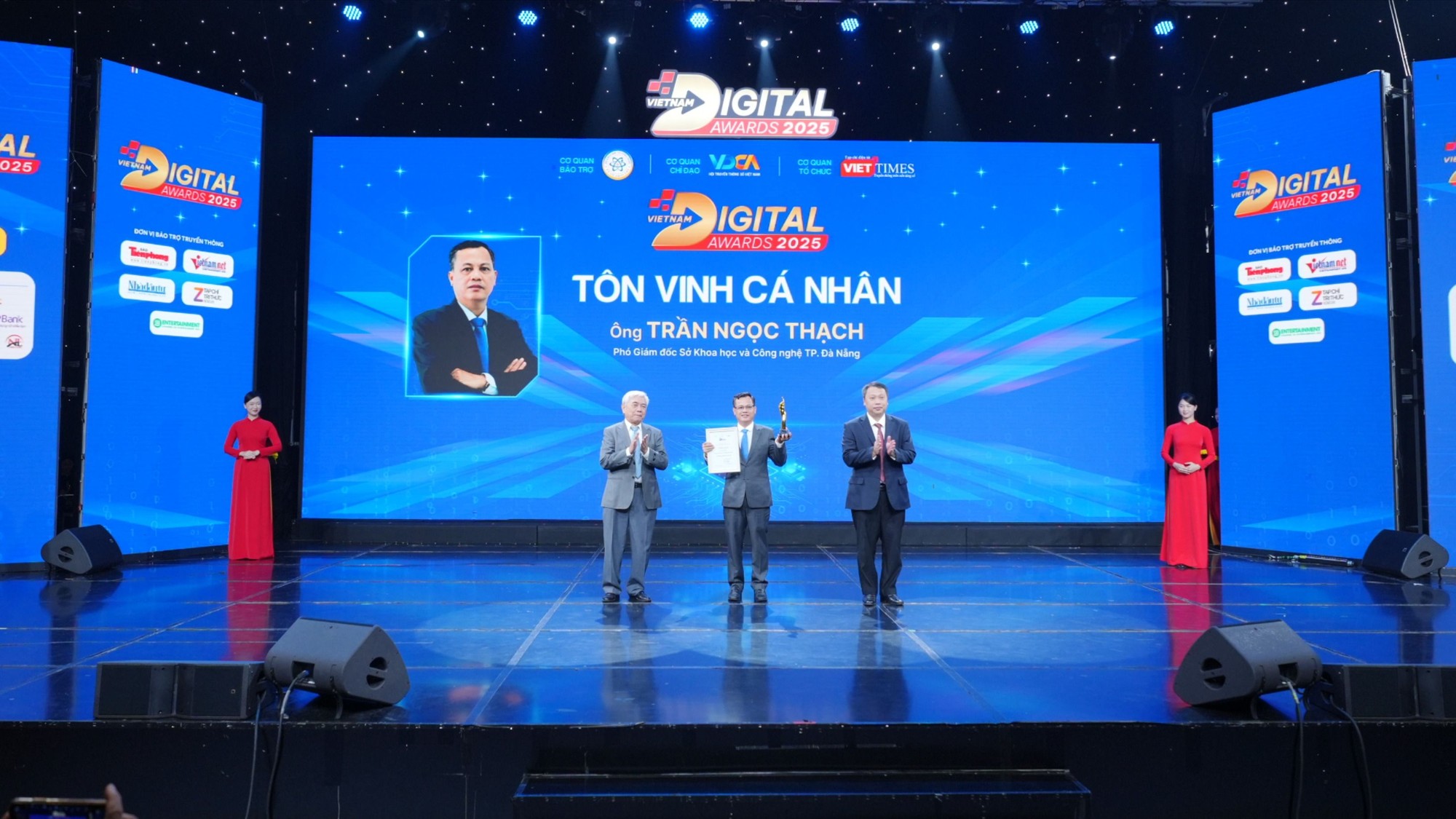 3 cá nhân được tôn vinh gồm: Ông Trần Ngọc Thạch, Phó Giám đốc Sở Khoa học và Công nghệ TP. Đà Nẵng. Ông là một trong những kiến trúc sư chủ chốt đặt nền móng cho triển khai mô hình Chính quyền số, đô thị thông minh hiệu quả tại Đà Nẵng; góp phần đưa TP. Đà Nẵng trở thành hình mẫu chuyển đổi số của cả nước...