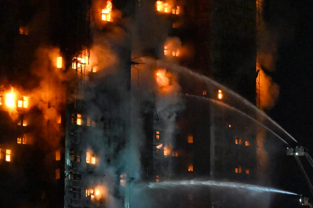 Thảm họa kinh hoàng ở Hong Kong Cháy dữ dội lan qua 8 tòa tháp, ít nhất 14 người thiệt mạng 8.png