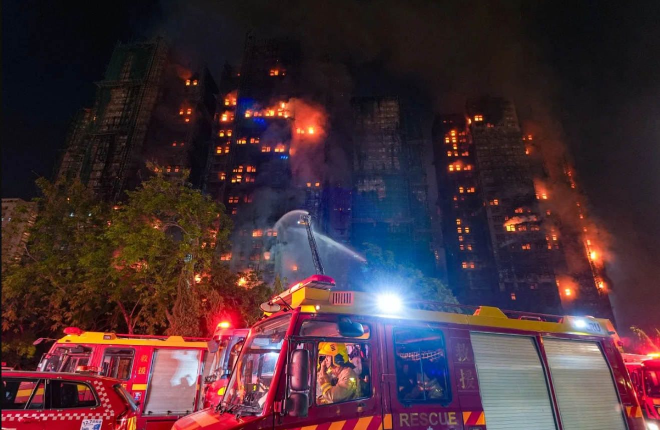 Thảm họa kinh hoàng ở Hong Kong Cháy dữ dội lan qua 8 tòa tháp, ít nhất 14 người thiệt mạng 9.png