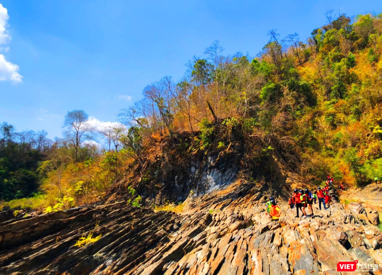 Băng qua bãi đá trầm tích