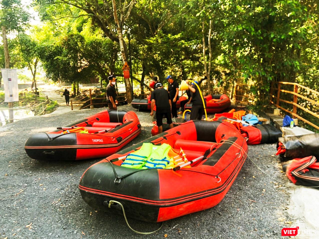 Sáng sớm mùng Hai tết Tân Sửu, nhân viên du lịch cụm thác chuẩn bị xuồng hơi, áo phao