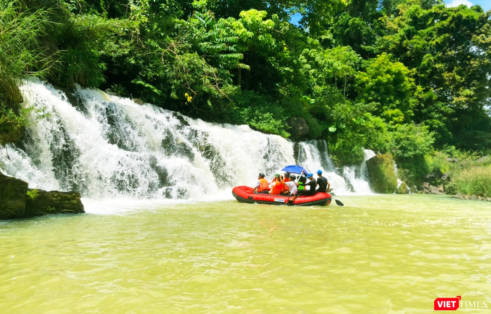 Nước tạt mát rượi vào xuồng