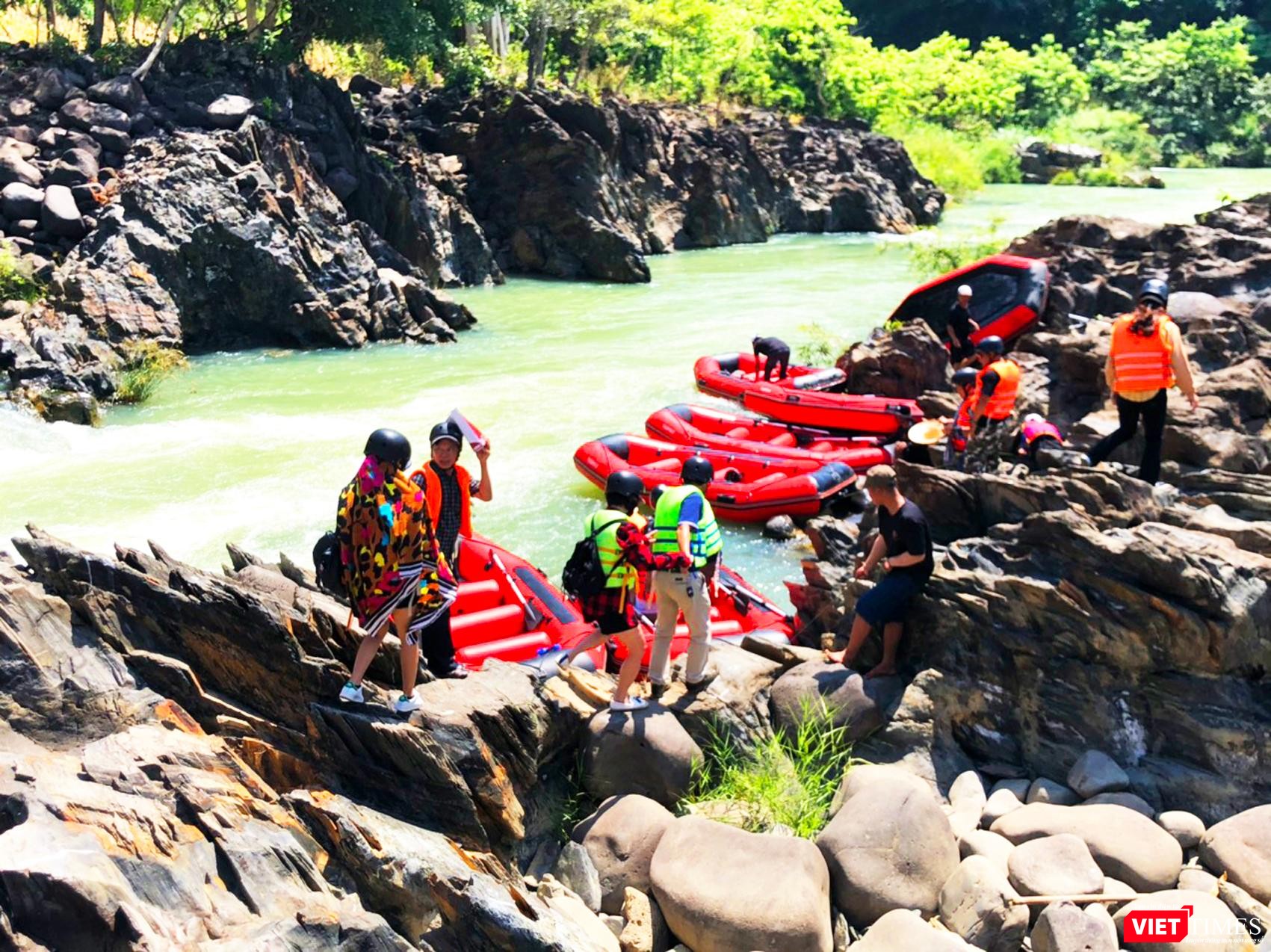 Bến xuồng hơi nằm giữa các triền đá kỷ Jura cả trăm triệu năm tuổi