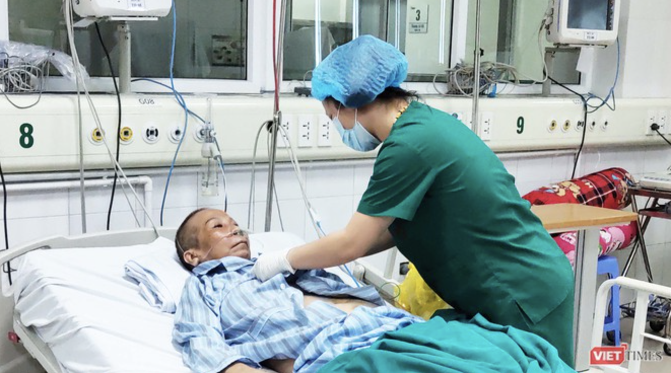 Nhân viên y tế chăm sóc cho bệnh nhân 19 (Ảnh - Minh Thuý)