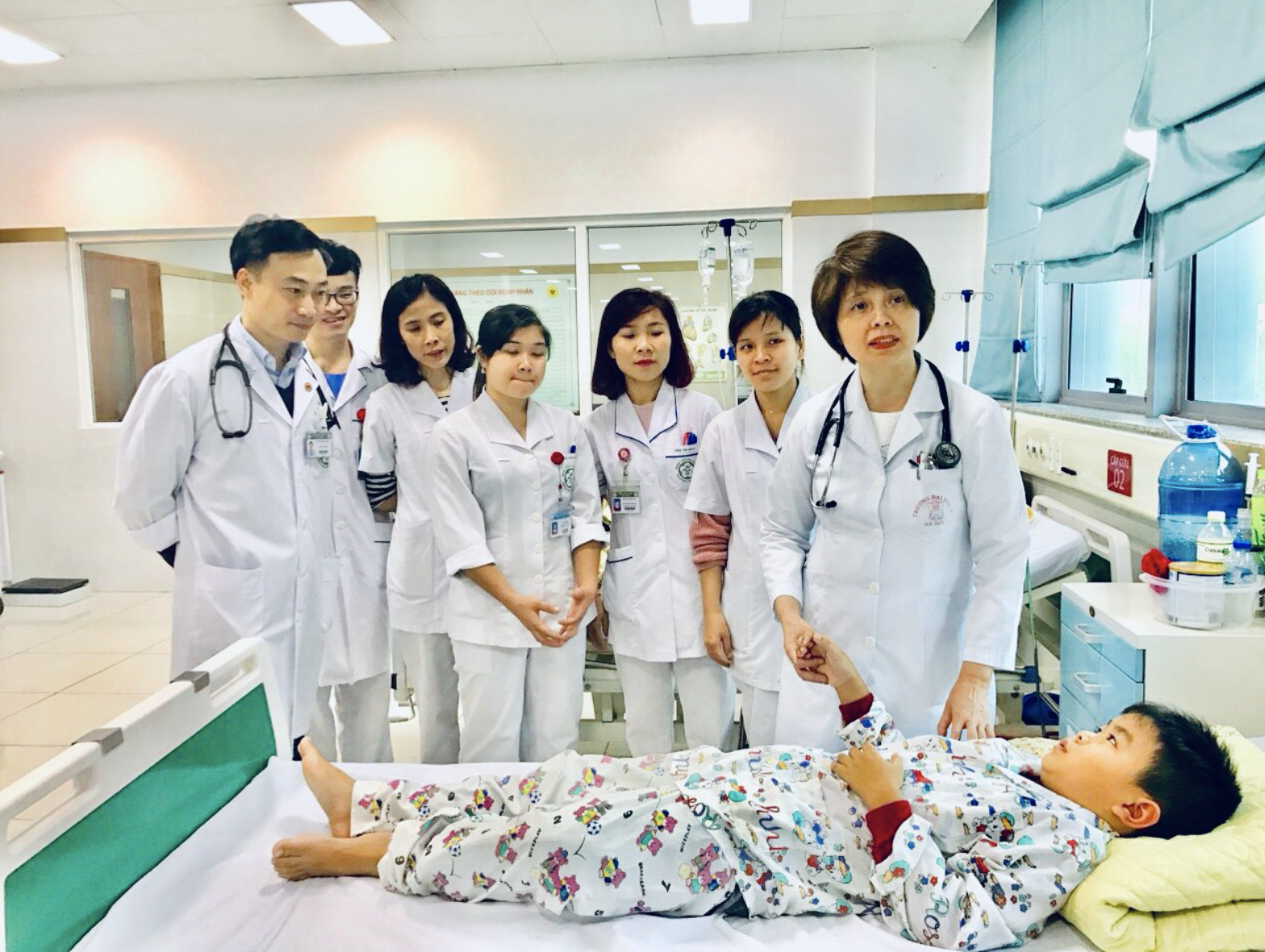 Hướng dẫn sinh viên Y4 khám em bé tại C5 Viện Tim Mạch Bệnh viện Bạch Mai