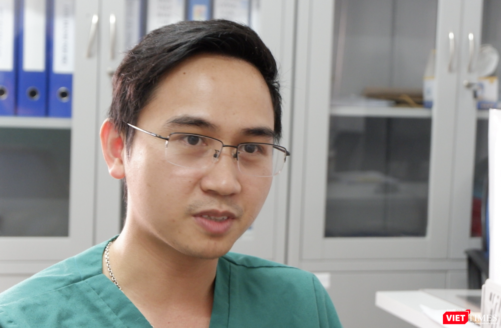 Mặc dù gặp nhiều áp lực, căng thẳng nhưng nhờ sự quan tâm, giúp đỡ của đồng nghiệp, BS. Phúc đã lấy lại tinh thần, bình tĩnh đứng lên để tiếp tục chiến đấu với đại dịch (Ảnh - Minh Thuý)