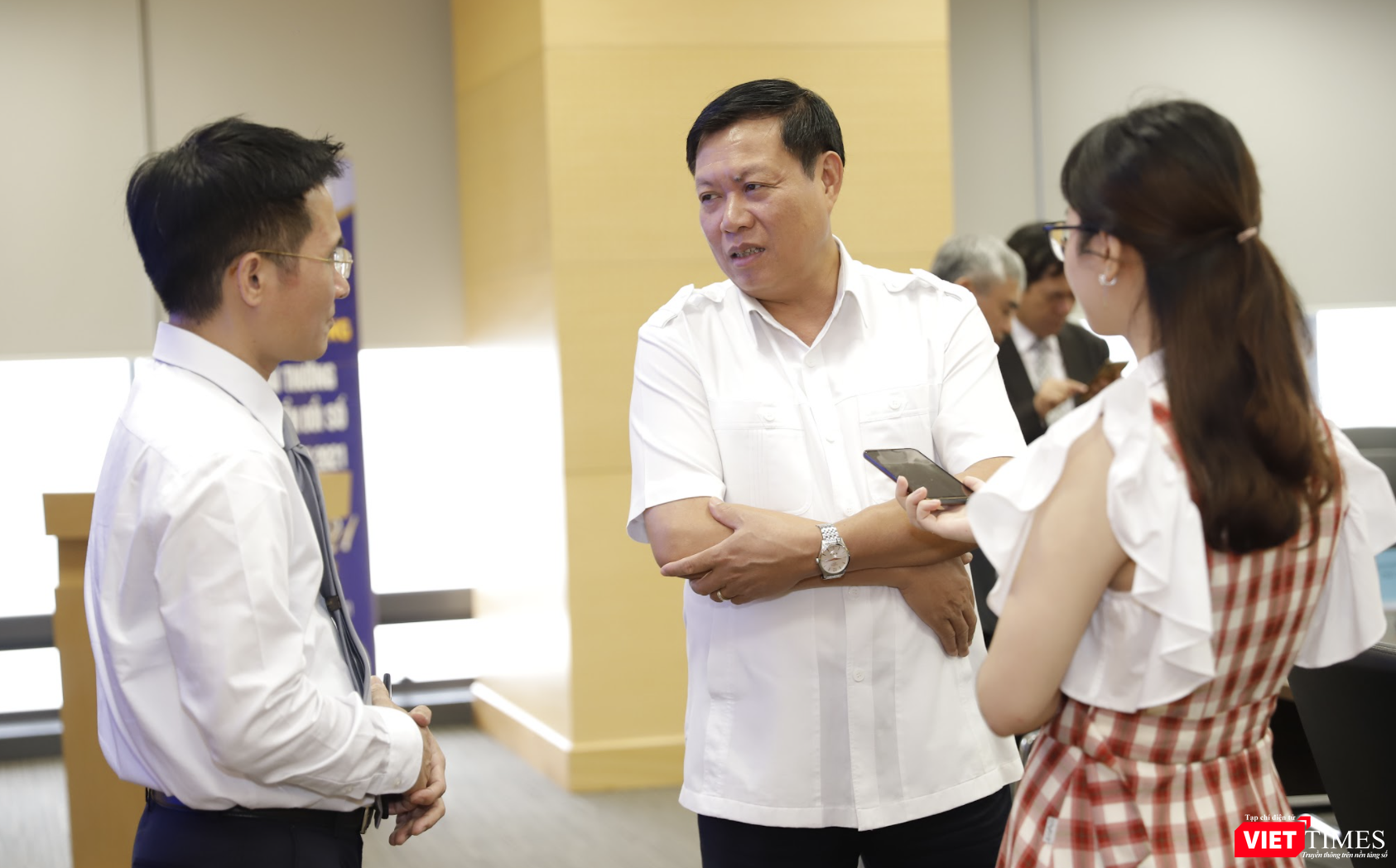 Thứ trưởng Bộ Y tế Đỗ Xuân Tuyên trao đổi với lãnh đạo và PV VietTimes về chuyển đổi số trong ngành Y tế